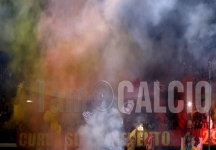 Benevento, pressing su un difensore.  Monza su una punta